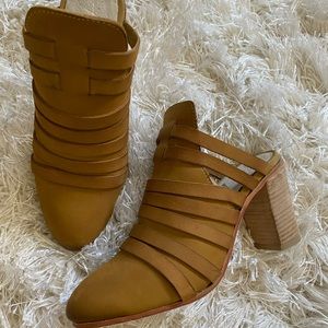 A brand new pair of size 7 Free People Byron Mules in Camel colour.